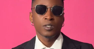 Mzee Wa Bwax Ft Malume – Anajua